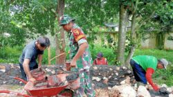 Babinsa Bantu Bangun Plengsengan Penahan Badan Jalan di Saronggi