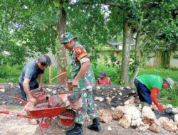 Babinsa Bantu Bangun Plengsengan Penahan Badan Jalan di Saronggi