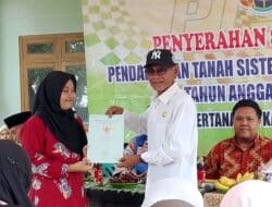 Kades Kecer Serahkan Ribuan Sertifikat Gratis PTSL Kepada Masyarakat