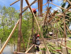 Selalu Hadir di Tengah Masyarakat, Babinsa Koramil 22/Masalembu Membantu Warga Dirikan Rumah